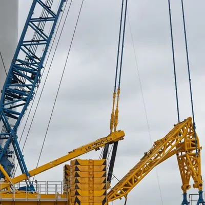 Mobile lattice boom crane with cables and counterweights